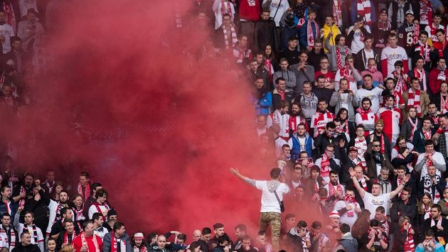 Fanoušci Slavie Praha během utkání s Plzní. Fanoušci Slavie Praha během utkání s Plzní.