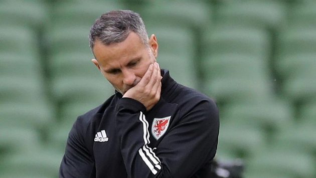Trenér Walesu Ryan Giggs se dostal do velkých problémů. Trenér Walesu Ryan Giggs se dostal do velkých problémů.