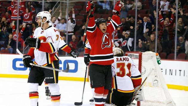 Tootoo z New Jersey oslavuje gól proti Calgary. Tootoo z New Jersey oslavuje gól proti Calgary.