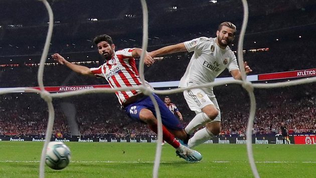 Diego Costa (vlevo) z Atlética Madrid v souboji s Nachem z Realu. Diego Costa (vlevo) z Atlética Madrid v souboji s Nachem z Realu.