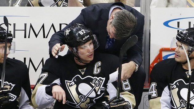 Útočník Pittsburghu Sidney Crosby je ošetřován na střídačce. Útočník Pittsburghu Sidney Crosby je ošetřován na střídačce.