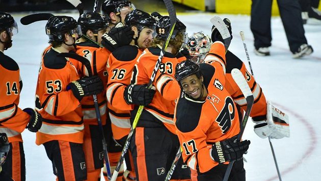 Útočník Philadelphie Jakub Voráček (č. 93) slaví se spoluhráči vítězství nad Washingtonem. Útočník Philadelphie Jakub Voráček (č. 93) slaví se spoluhráči vítězství nad Washingtonem.