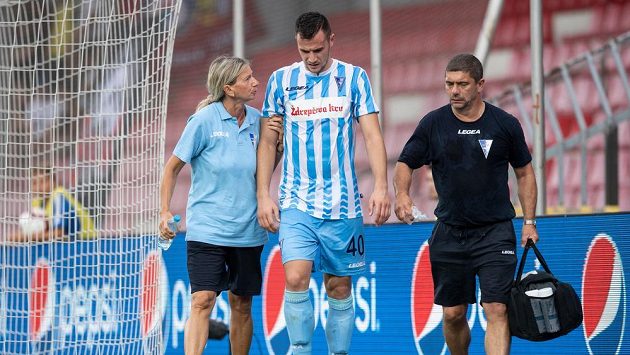 Zraněný Nemanja Čalasan ze Subotici během utkání 2. předkola Evropské ligy, Sparta Praha - Spartak Subotica, hrané 2. srpna 2018 v GENERALI Areně v Praze. Zraněný Nemanja Čalasan ze Subotici během utkání 2. předkola Evropské ligy, Sparta Praha - Spartak Subotica, hrané 2. srpna 2018 v GENERALI Areně v Praze.