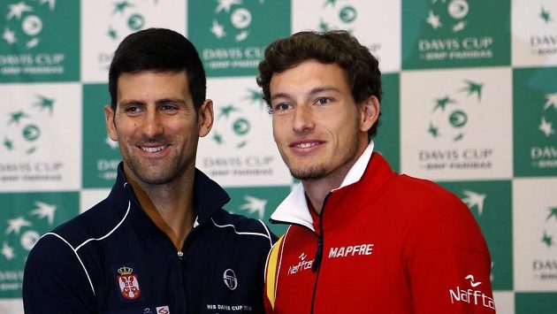 Srbský tenista Novak Djokovič (vlevo) a Španěl Pablo Carreno Busta před daviscupovým duelem Srbský tenista Novak Djokovič (vlevo) a Španěl Pablo Carreno Busta před daviscupovým duelem