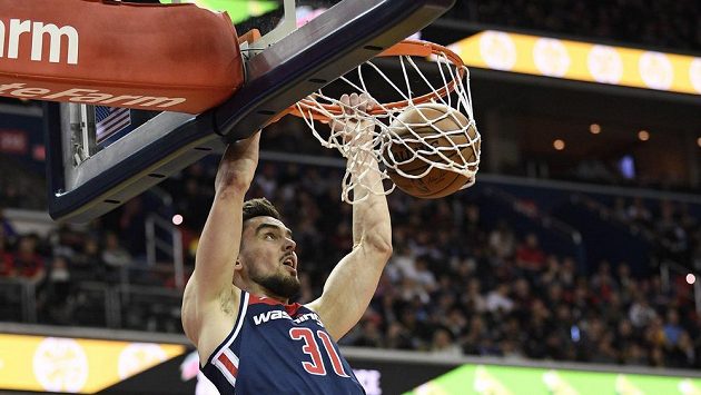 Tomáš Satoranský z Washingtonu smečuje v zápase NBA proti Milwaukee. Tomáš Satoranský z Washingtonu smečuje v zápase NBA proti Milwaukee.