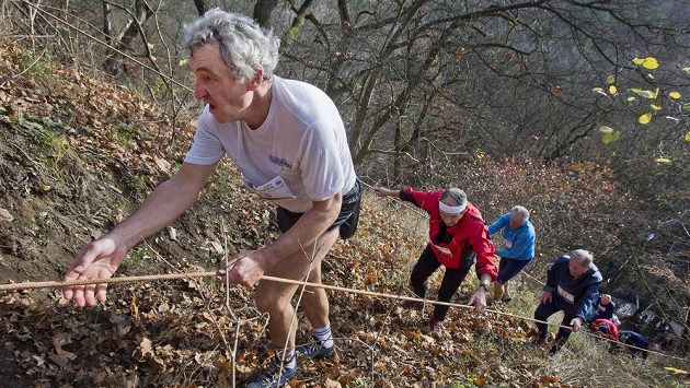 Běžci se snaží vyšplhat na Hrádek během 80. ročníku Velké kunratické. Běžci se snaží vyšplhat na Hrádek během 80. ročníku Velké kunratické.