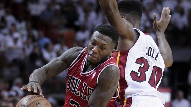 Na vítězství Bulls se výrazně podílel Nate Robinson (vlevo). Na vítězství Bulls se výrazně podílel Nate Robinson (vlevo).