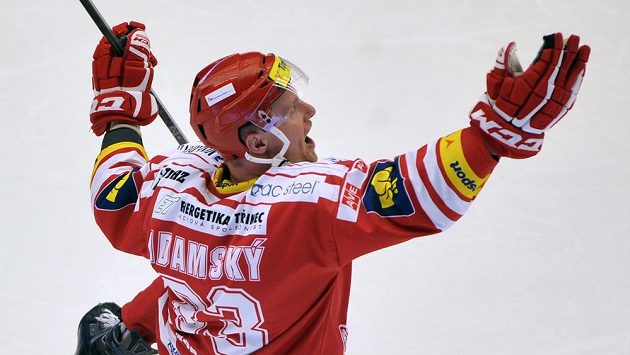 Třinecký Martin Adamský zaznamenal v duelu s Hradcem Králové čistý hattrick. Třinecký Martin Adamský zaznamenal v duelu s Hradcem Králové čistý hattrick.