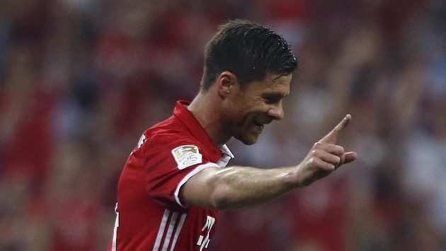 Xabi Alonso se raduje z gólu, kterým otevřel účet tohoto ročníku bundesligy. Bayern vyhrál 6:0 nad Brémami. Xabi Alonso se raduje z gólu, kterým otevřel účet tohoto ročníku bundesligy. Bayern vyhrál 6:0 nad Brémami.