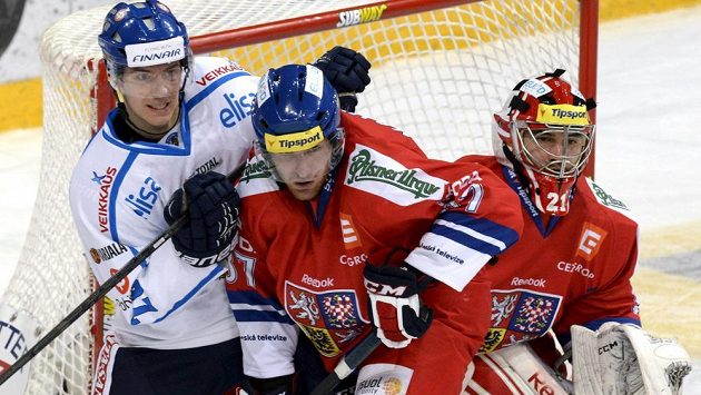 Finský útočník Jarkko Immonen (vlevo) v souboji před bránou s českým obráncem Jakubem Nakládalem. Vpravo brankář Jakub Kovář. Finský útočník Jarkko Immonen (vlevo) v souboji před bránou s českým obráncem Jakubem Nakládalem. Vpravo brankář Jakub Kovář.
