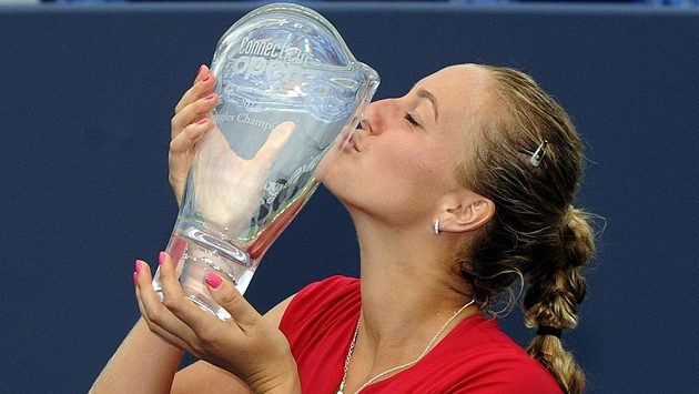 Česká tenistka Petra Kvitová s trofejí pro vítězku turnaje v New Havenu. Česká tenistka Petra Kvitová s trofejí pro vítězku turnaje v New Havenu.