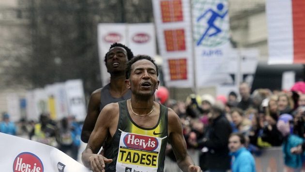 Zersenay Tadese z Eritreje v cíli Pražského půlmaratónu. Zersenay Tadese z Eritreje v cíli Pražského půlmaratónu.