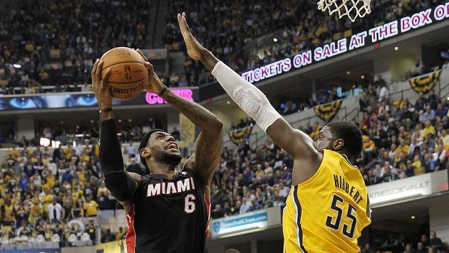 Útočník Miami LeBron James a centr Indiany Roy Hibbert (55). Útočník Miami LeBron James a centr Indiany Roy Hibbert (55).