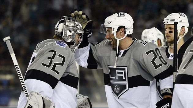 Brankář Los Angeles Kings Jonathan Quick a Jarret Stoll Brankář Los Angeles Kings Jonathan Quick a Jarret Stoll