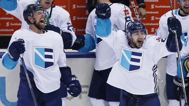 Obránce Výběru Evropy Dennis Seidenberg (vlevo) slaví se spoluhráčem Tomášem Tatarem gól proti Švédsku v semifinále Světového poháru. Obránce Výběru Evropy Dennis Seidenberg (vlevo) slaví se spoluhráčem Tomášem Tatarem gól proti Švédsku v semifinále Světového poháru.