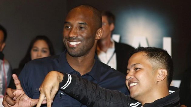 Basketbalista Kobe Bryant na reklamní akci v Manile pózuje s jedním z fanoušků. Basketbalista Kobe Bryant na reklamní akci v Manile pózuje s jedním z fanoušků.