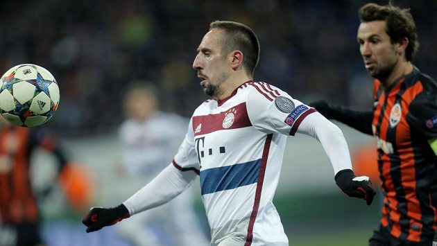 Záložník Bayernu Franck Ribéry (vlevo) a obránce šachtaru Darijo Srna v úvodním zápase fotbalové Ligy mistrů. Záložník Bayernu Franck Ribéry (vlevo) a obránce šachtaru Darijo Srna v úvodním zápase fotbalové Ligy mistrů.