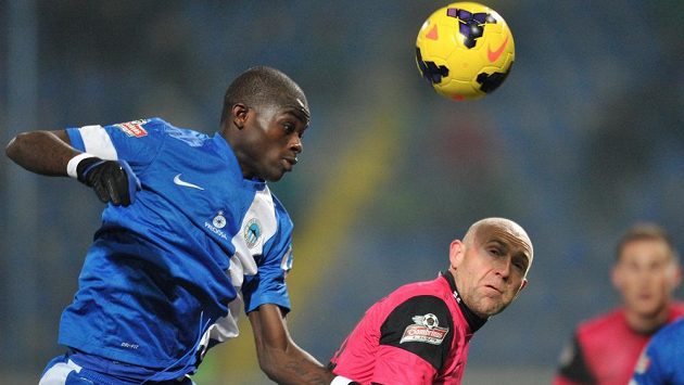 Liberecký Isaac Sackey (vlevo) a Jiří Štajner z Mladé Boleslavi bojují o míč. Liberecký Isaac Sackey (vlevo) a Jiří Štajner z Mladé Boleslavi bojují o míč.