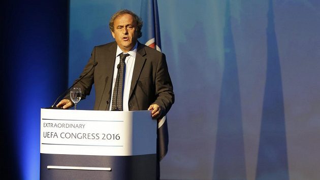 Michel Platini během svého závěrečného projevu v Aténách. Michel Platini během svého závěrečného projevu v Aténách.