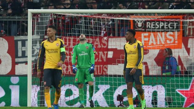 Zklamaní a frustrovaní hráči Arsenalu po čtvrtém gólu. Zklamaní a frustrovaní hráči Arsenalu po čtvrtém gólu.