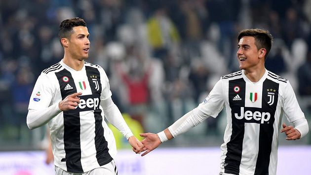Hvězda Juventusu Cristiano Ronaldo slaví gól v italské lize se spoluhráčem Paulem Dybalou. Hvězda Juventusu Cristiano Ronaldo slaví gól v italské lize se spoluhráčem Paulem Dybalou.