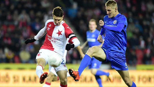 Obránce Slavie Jiří Bílek (vlevo) a útočník Zbrojovky Michal Škoda, ilustrační snímek Obránce Slavie Jiří Bílek (vlevo) a útočník Zbrojovky Michal Škoda, ilustrační snímek