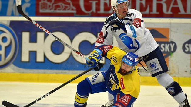 Jan Eberle z Plzně a zlínský útočník Jakub Herman během extraligového zápasu. Jan Eberle z Plzně a zlínský útočník Jakub Herman během extraligového zápasu.
