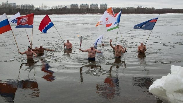 Olympijské pochodně se v uplynulém týdnu ujali také otužilci, kteří s ní plavali v řece Amur. Olympijské pochodně se v uplynulém týdnu ujali také otužilci, kteří s ní plavali v řece Amur.