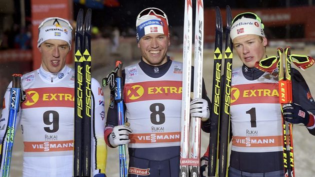 Tři nejlepší ze sprintu klasického lyžování ve finském Kuusamu. Zleva Švéd Calle Halfvarsson, uprostřed vítězný Nor Paal Golberg a vpravo jeho reprezentační kolega Johannes Hoesflot Klaebo - archivní snímek. Tři nejlepší ze sprintu klasického lyžování ve finském Kuusamu. Zleva Švéd Calle Halfvarsson, uprostřed vítězný Nor Paal Golberg a vpravo jeho reprezentační kolega Johannes Hoesflot Klaebo - archivní snímek.