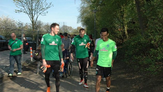 Trojice českých fotbalistů Werderu Brémy Jiří Pavlenka, Jaroslav Drobný a Theodor Gebre Selassie (odleva) po tréninku. Trojice českých fotbalistů Werderu Brémy Jiří Pavlenka, Jaroslav Drobný a Theodor Gebre Selassie (odleva) po tréninku.