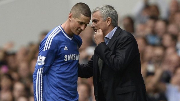 Útočník Chelsea Fernando Torres (vlevo) v rozhovoru s trenérem José Mourinhem. Útočník Chelsea Fernando Torres (vlevo) v rozhovoru s trenérem José Mourinhem.