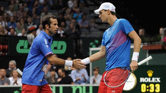 Čeští tenisté Radek Štěpánek (vpravo) a Tomáš Berdych během třetího utkání semifinále Davis Cupu s argentinským párem Carlos Berloq a Horacio Zeballos. Čeští tenisté Radek Štěpánek (vpravo) a Tomáš Berdych během třetího utkání semifinále Davis Cupu s argentinským párem Carlos Berloq a Horacio Zeballos.
