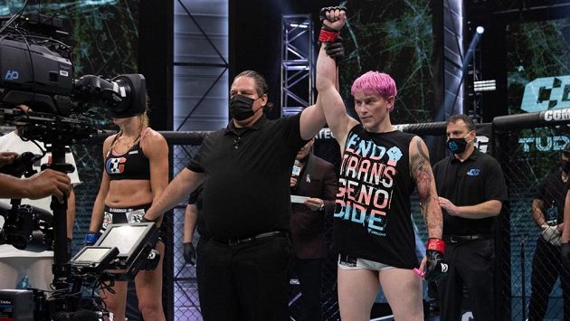Alana McLaughlinová (vpravo) zvítězila ve svém debutu v MMA Alana McLaughlinová (vpravo) zvítězila ve svém debutu v MMA
