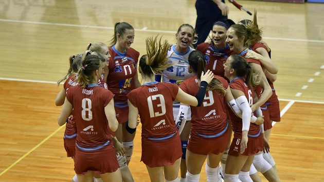 Hráčky Prostějova se radují z vítězství ve druhém finále play off volejbalové extraligy žen. Hráčky Prostějova se radují z vítězství ve druhém finále play off volejbalové extraligy žen.
