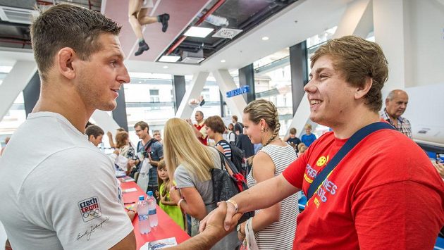 Fanoušek gratuluje Lukáši Krpálkovi ke zlaté olympijské medaili z Ria de Janeira. Fanoušek gratuluje Lukáši Krpálkovi ke zlaté olympijské medaili z Ria de Janeira.