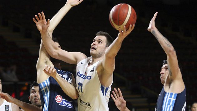 Čeští basketbalisté završili vítězně náročnou cestu olympijskou kvalifikací ve Victorii, když ve finále rozdrtili Řecko 97:72. Jednu z akcí zakončuje Jaromír Bohačík. Čeští basketbalisté završili vítězně náročnou cestu olympijskou kvalifikací ve Victorii, když ve finále rozdrtili Řecko 97:72. Jednu z akcí zakončuje Jaromír Bohačík.
