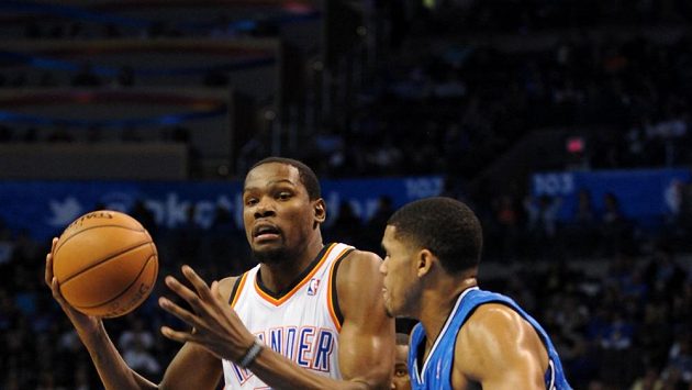 Střelcem zápasu byl domácí Kevin Durant (vlevo) s 28 body. Střelcem zápasu byl domácí Kevin Durant (vlevo) s 28 body.