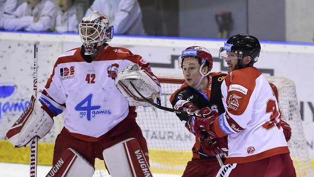 Brankář Olomouce Branislav Konrád, Aleš Jergl z Hradce Králové a Marek Laš z Olomouce. Brankář Olomouce Branislav Konrád, Aleš Jergl z Hradce Králové a Marek Laš z Olomouce.