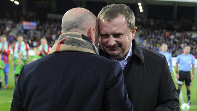 Trenér Plzně Pavel Vrba se loučí se svým dosavadním týmem a s publikem. Zády je generální manažer týmu Adolf Šádek. Trenér Plzně Pavel Vrba se loučí se svým dosavadním týmem a s publikem. Zády je generální manažer týmu Adolf Šádek.