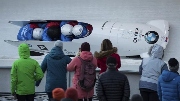 Český čtyřbob ve složení Dvořák, Suchý, Šindelář a Nosek během prvního kola jízd na mistrovství světa v kanadském Whistleru. Český čtyřbob ve složení Dvořák, Suchý, Šindelář a Nosek během prvního kola jízd na mistrovství světa v kanadském Whistleru.
