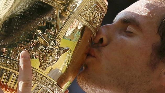Britský tenista Andy Murray líbá trofej pro vítěze Wimbledonu. Britský tenista Andy Murray líbá trofej pro vítěze Wimbledonu.
