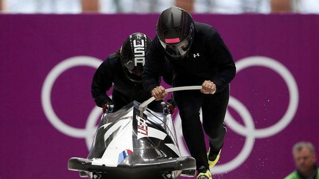 Dvojbob spolufavorizované americké pilotky Elany Meyersové v trénincích dvakrát havaroval Dvojbob spolufavorizované americké pilotky Elany Meyersové v trénincích dvakrát havaroval