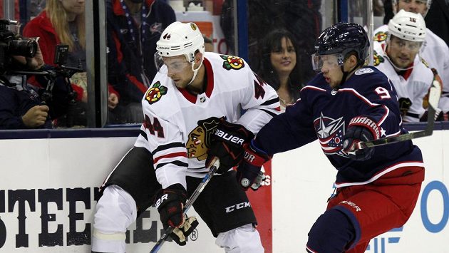 Obránce Chicaga Blackhawks Jan Rutta (vlevo) v souboji s Artěmijem Panarinem z Columbusu. Obránce Chicaga Blackhawks Jan Rutta (vlevo) v souboji s Artěmijem Panarinem z Columbusu.