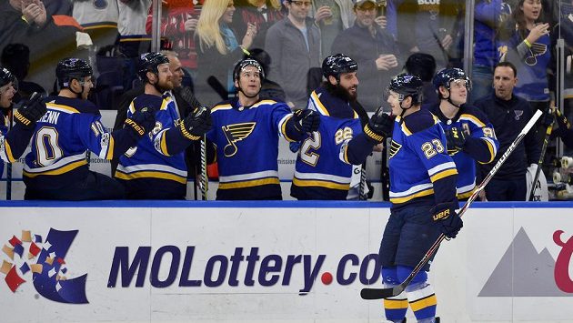 Útočník St.Louis Dmitrij Jaškin (23) přijímá gratulace od spoluhráčů po trefě proti Edmontonu. Útočník St.Louis Dmitrij Jaškin (23) přijímá gratulace od spoluhráčů po trefě proti Edmontonu.