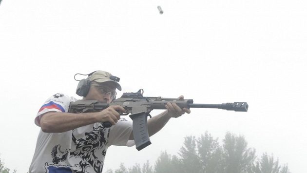 Václav Vinduška je dlouholetým instruktorem střelby, mistrem světa, který také v rámci tréninku několikrát týdně běhá. Václav Vinduška je dlouholetým instruktorem střelby, mistrem světa, který také v rámci tréninku několikrát týdně běhá.