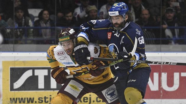 Jaromír Jágr z týmu Rytíři Kladno a Josef Skořepa z HC Dukla Jihlava v akci během semifinále první ligy. Jaromír Jágr z týmu Rytíři Kladno a Josef Skořepa z HC Dukla Jihlava v akci během semifinále první ligy.