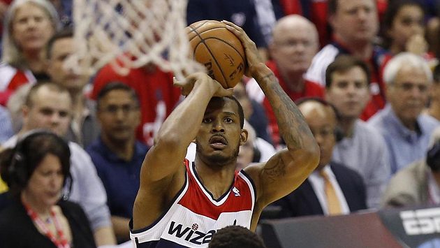 Basketbalista Washingtonu Wizards Trevor Ariza (vzadu) přispěl k výhře nad Chicagem šesti trojkami. Basketbalista Washingtonu Wizards Trevor Ariza (vzadu) přispěl k výhře nad Chicagem šesti trojkami.