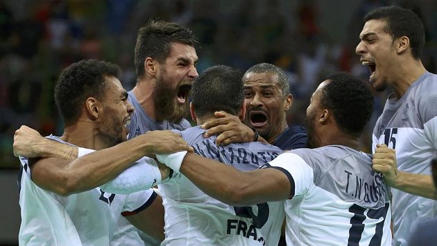 Francouzští házenkáři se radují ze semifinálové výhry nad Německem. Francouzští házenkáři se radují ze semifinálové výhry nad Německem.