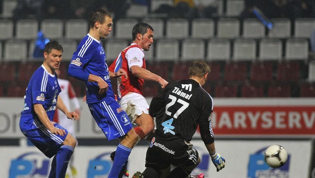 Olomoucký gólman Zdeněk Zlámal v duelu se Slavií. Olomoucký gólman Zdeněk Zlámal v duelu se Slavií.