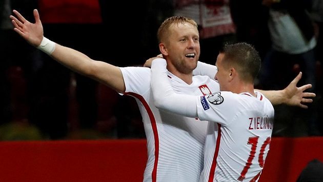 Poláci Kamil Glik a Piotr Zielinski se radují z gólu proti Kazachstánu. Poláci Kamil Glik a Piotr Zielinski se radují z gólu proti Kazachstánu.